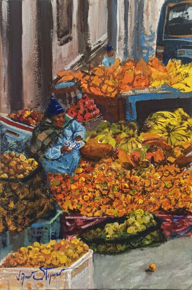 Vendedora entre puestos de frutas y flores