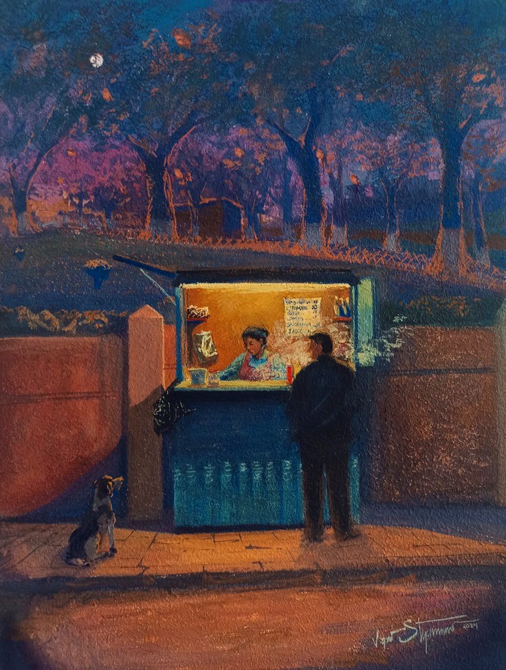 Puesto de comida iluminado al anochecer, con un hombre y un perro