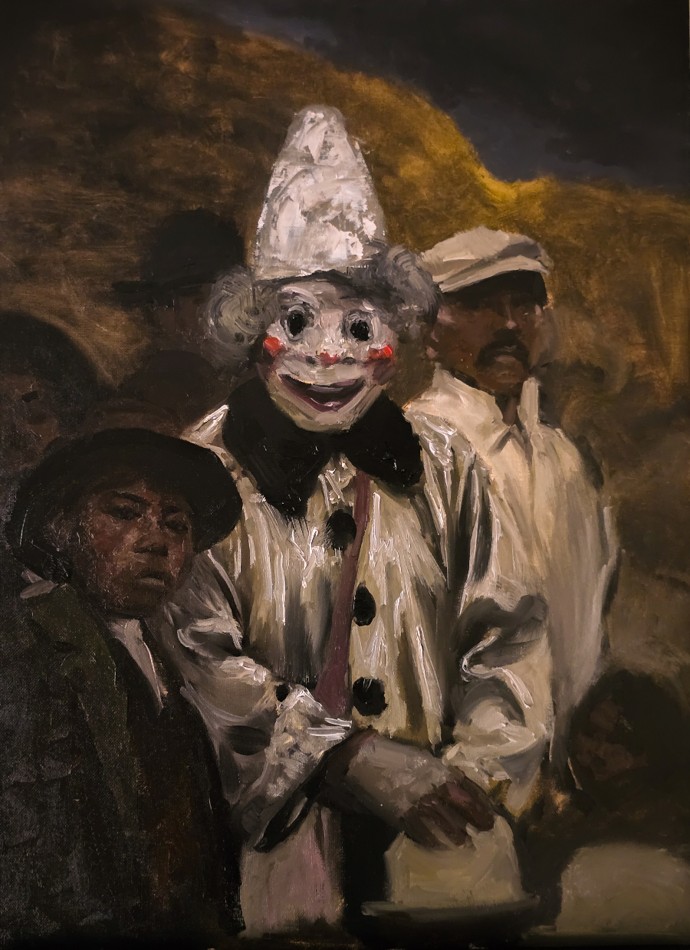 Personaje del carnaval paceño con traje blanco acompañado de otras figuras